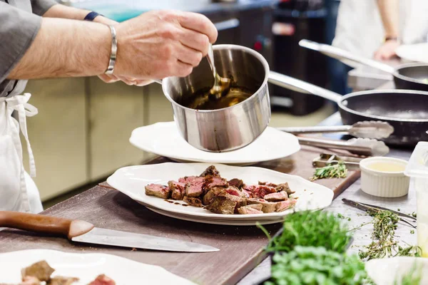 Le mani dello chef durante la cottura — Foto Stock