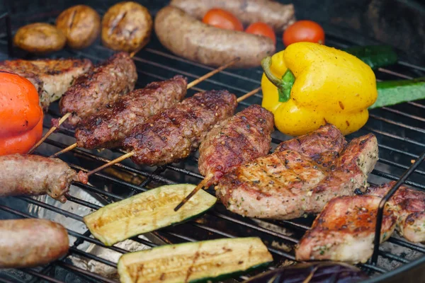 Carne a la parrilla diferente —  Fotos de Stock