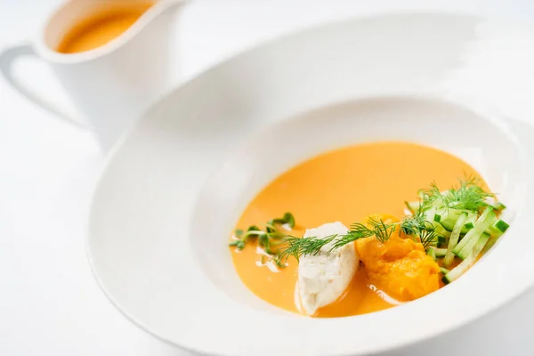 Свіжий суп у тарілці — стокове фото