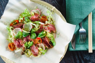 Sığır etli taze salata 