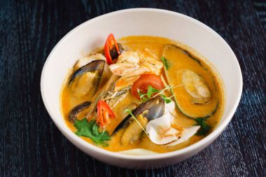 Bir tabak içinde taze çorba