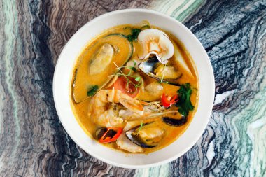 Bir tabak içinde taze çorba