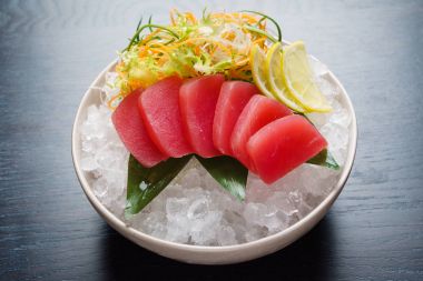 Taze geleneksel ton balıklı sashimi