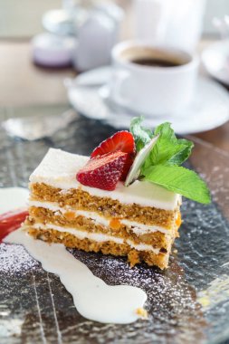 havuçlu kek çilek ile