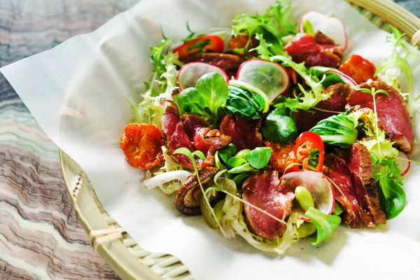 Färsk sallad med nötkött — Stockfoto