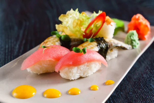 Conjunto de sashimi en la placa —  Fotos de Stock