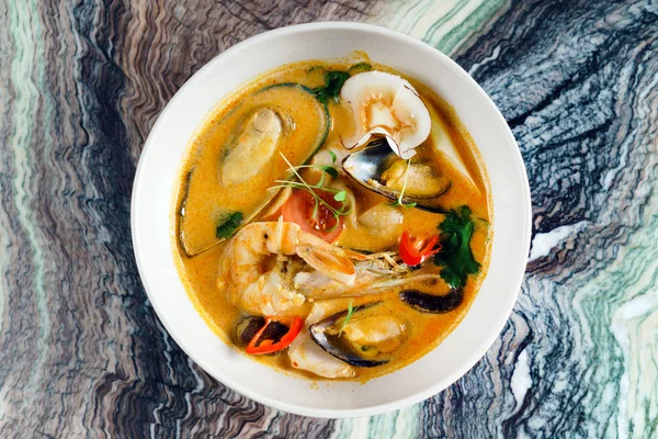 Bir tabak içinde taze çorba