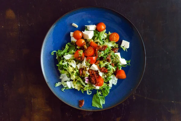 Salada fresca em prato branco — Fotografia de Stock