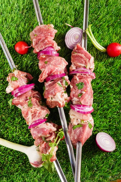 Kebab crudo, listo para preparar —  Fotos de Stock