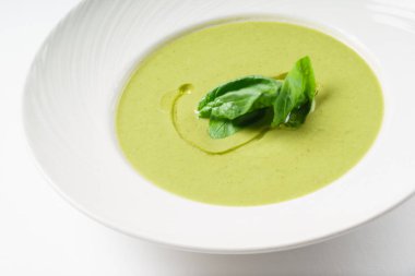 Bir tabak içinde taze çorba