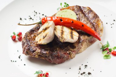 Izgara sebzeli biftek.