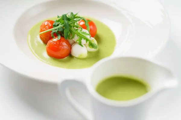 Sopa fresca em um prato — Fotografia de Stock