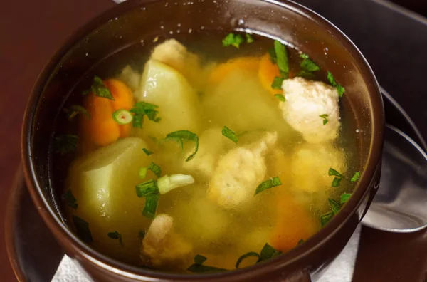 Čerstvá polévka v destičce — Stock fotografie