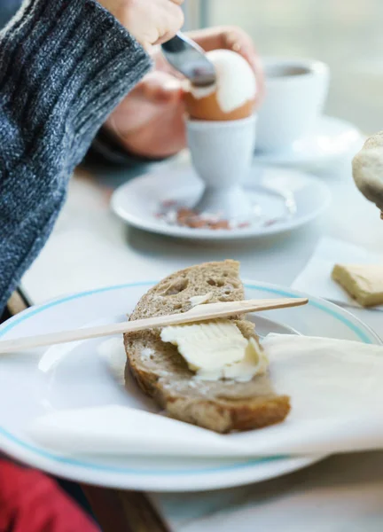 カフェで朝食を持っている人 — ストック写真