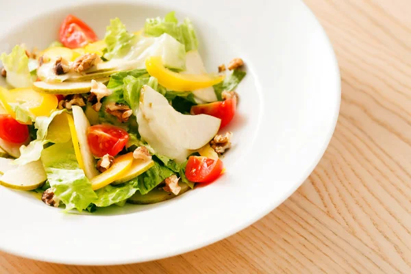 Ensalada fresca en plato blanco —  Fotos de Stock