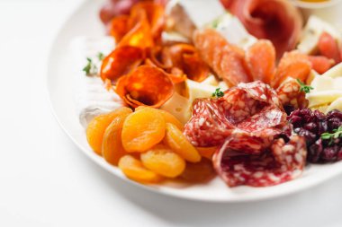 etli meze beyaz plaka üzerinde