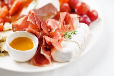 etli meze beyaz plaka üzerinde