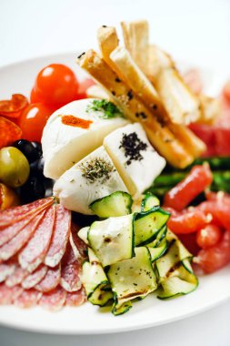 etli meze beyaz plaka üzerinde