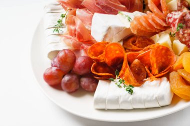 etli meze beyaz plaka üzerinde