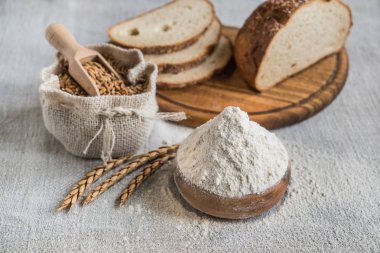 Buğday ve un masada.