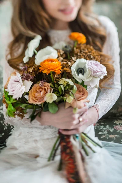 Trevlig brud med blommor — Stockfoto