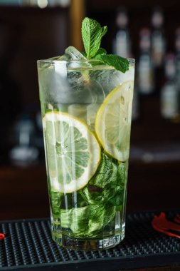 soğuk barda kokteyl