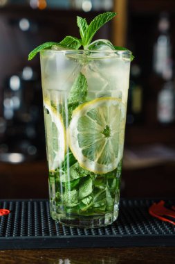 soğuk barda kokteyl