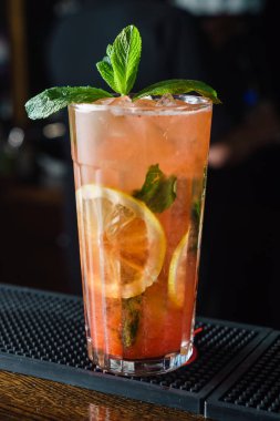 soğuk barda kokteyl