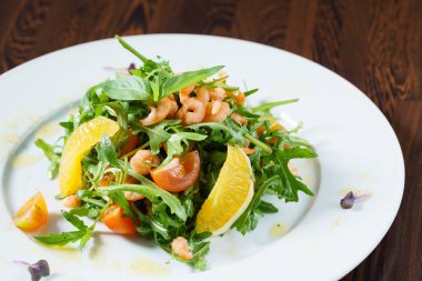 Beyaz tabak taze salata