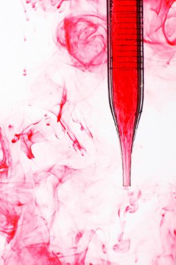 Pipet kırmızı sıvı kristal ile