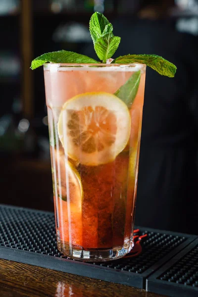 Studený koktejl v baru — Stock fotografie