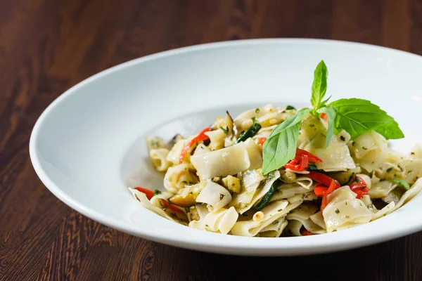 Verse pasta met groenten — Stockfoto