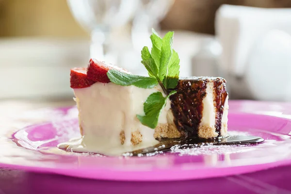 Frischer Käsekuchen mit Erdbeeren — Stockfoto