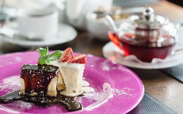 Pastel de queso fresco con fresas —  Fotos de Stock