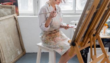 genç kadın ressam