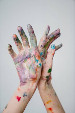 kadın ressam elinde