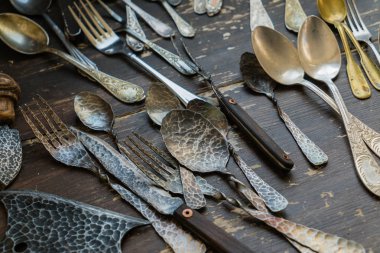 Vintage çatallarla kaşıklar