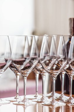 Açık ayaklı büyük kadehler