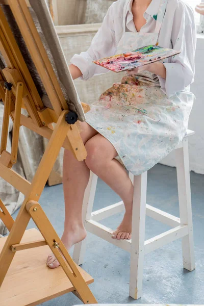 Jonge vrouwelijke schilder — Stockfoto
