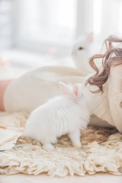 Jonge vrouw met witte konijnen — Stockfoto