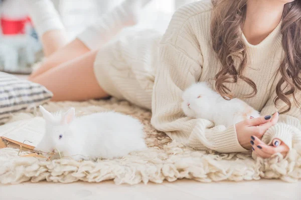 흰색 토끼로 젊은 여자 — 스톡 사진