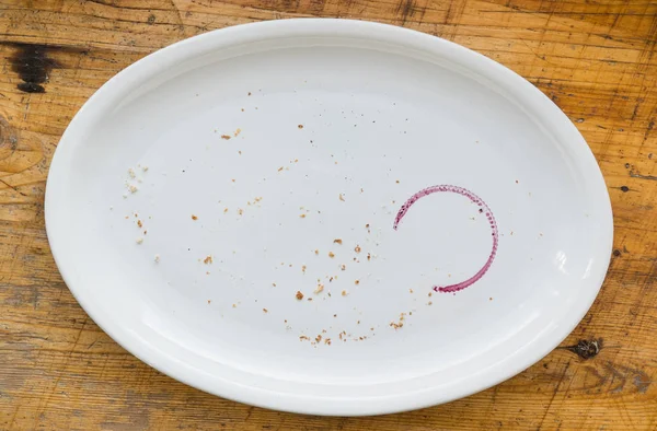 Piatto vuoto con macchia di vino — Foto Stock