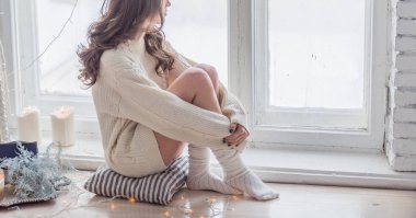  kadın pencere tarafından rahatlatıcı