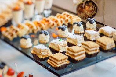 tepsi üzerinde farklı hamur işleri