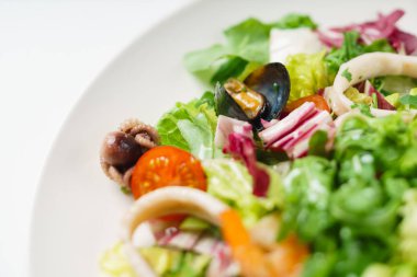 Beyaz tabak taze salata