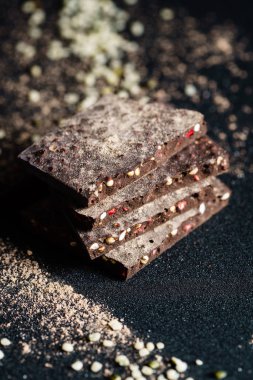 quinoa ve çilek ile çiğ çikolata