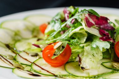 Beyaz tabak taze salata