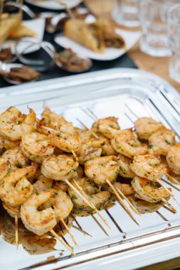 tepsi üzerinde ızgara karides