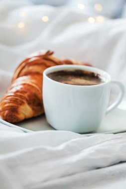 kruvasan ile siyah kahve