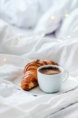 kruvasan ile siyah kahve